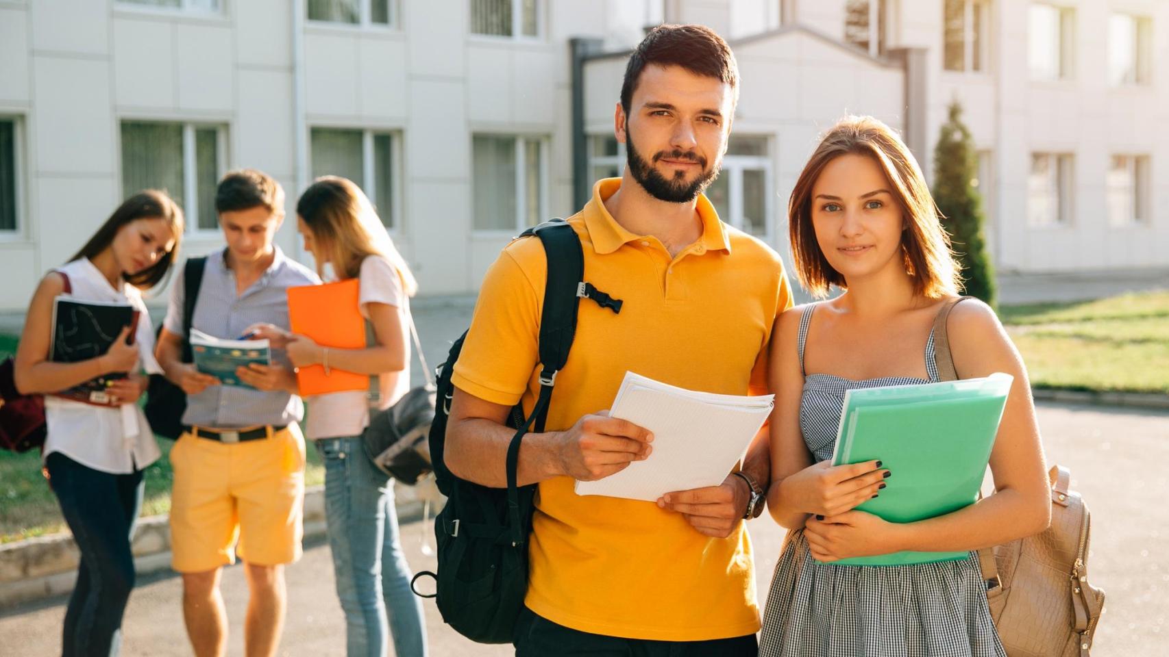 Jóvenes estudiantes en un campus universitario