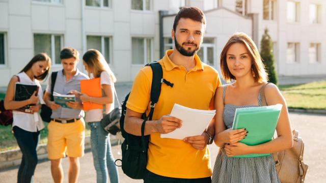 Jóvenes estudiantes en un campus universitario