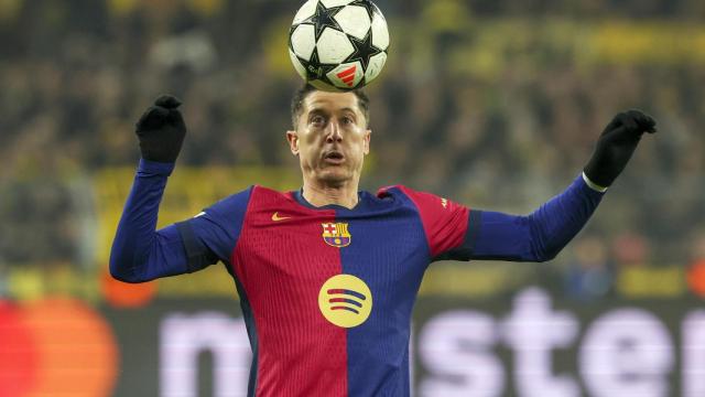 Lewandowski controla el balón con la cabeza