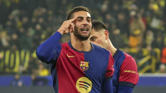 Ferran Torres realiza su característica celebración tras marcar un doblete contra el Borussia Dortmund