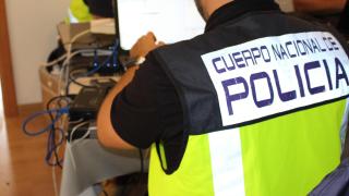 Un policía investiga una ciberestafa