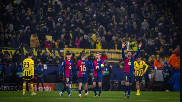 Los jugadores del Barça celebran la victoria contra el Borussia Dortmund en la Champions League