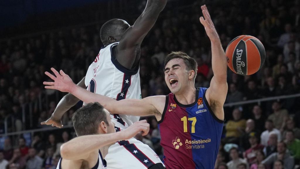 Juan Núñez rep una falta en el partit contra l'Armani Milan