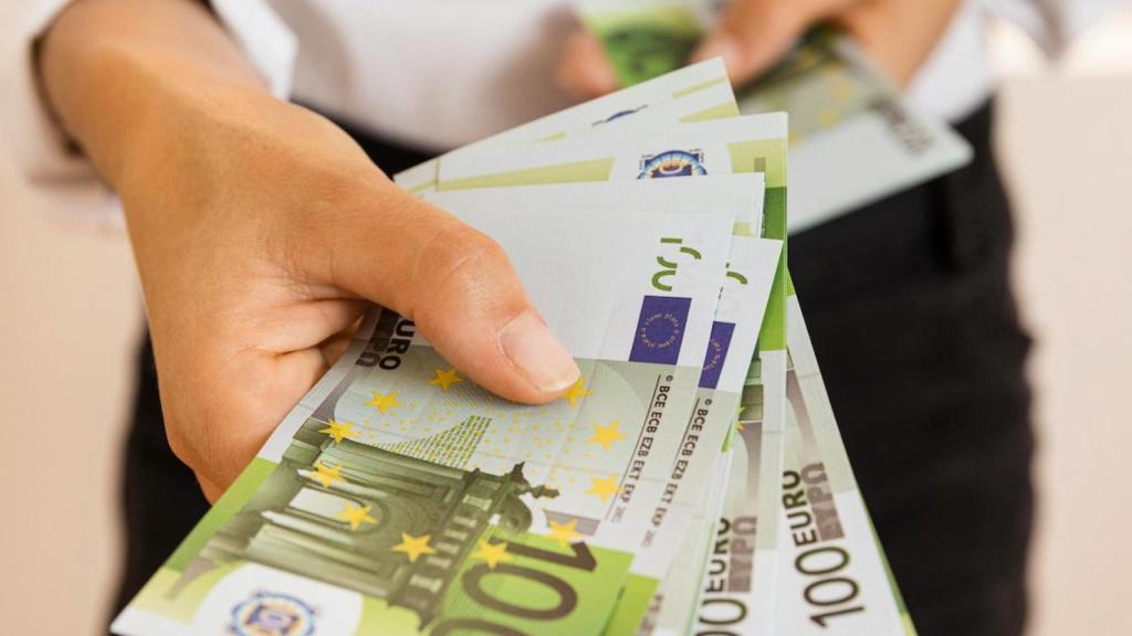 Lliurament de diversos bitllets de 100 euros
