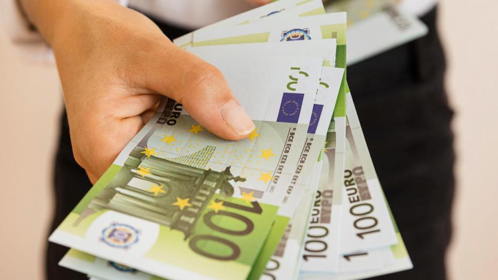 Entrega de varios billetes de 100 euros