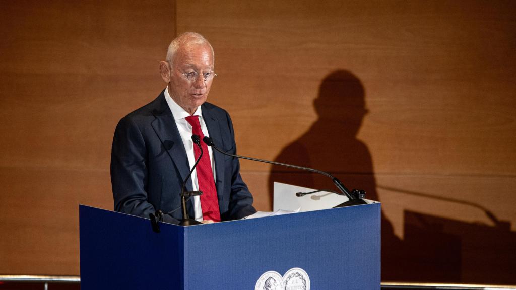 El presidente y fundador de Mango, Isak Andic, interviene durante el acto de entrega del VIII Premio Reino de España a la Trayectoria Empresarial (Iese)