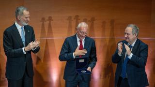 El rey Felipe VI y el ministro Jordi Hereu aplauden a Isak Andic, fundador de Mango, durante la entrega del VIII Premio Reino de España a la Trayectoria Empresarial (Iese)