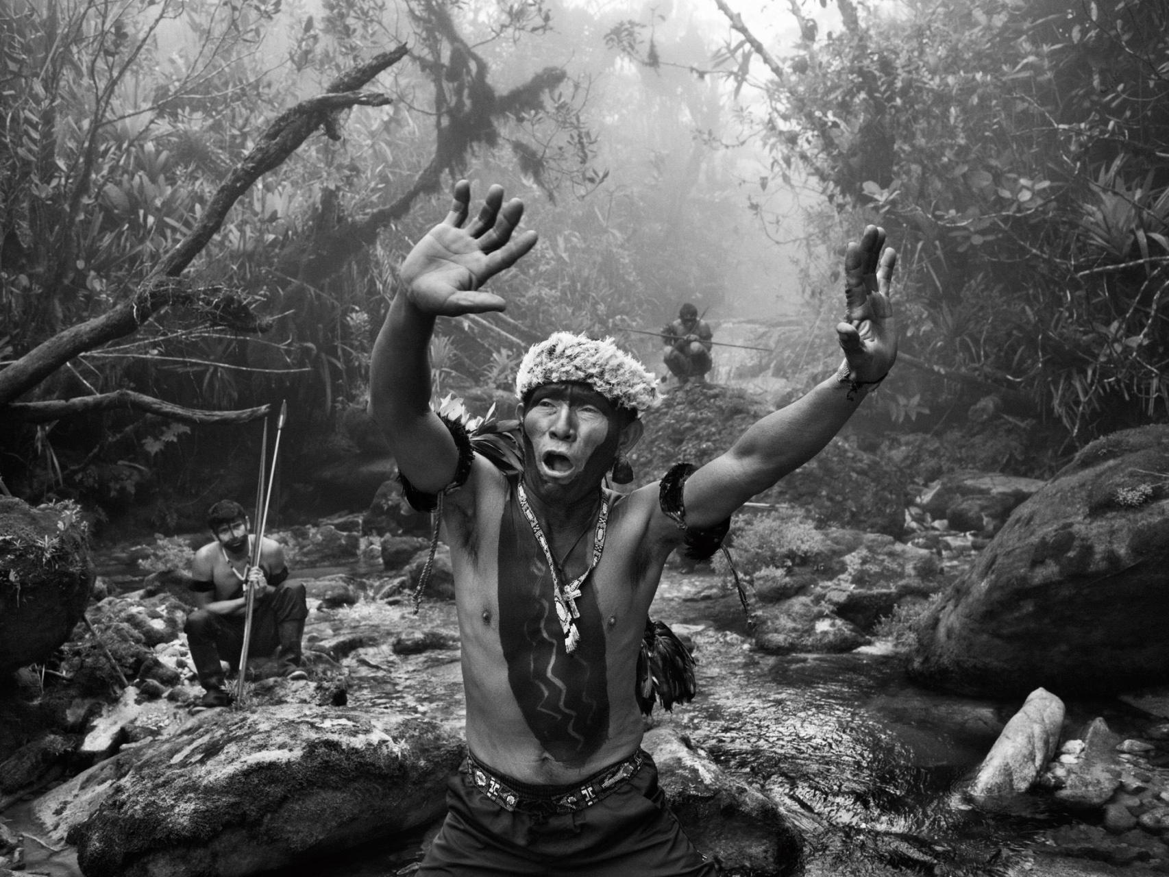 Un chamán yanomami realizando un ritual antes de subri al pico da Neblina