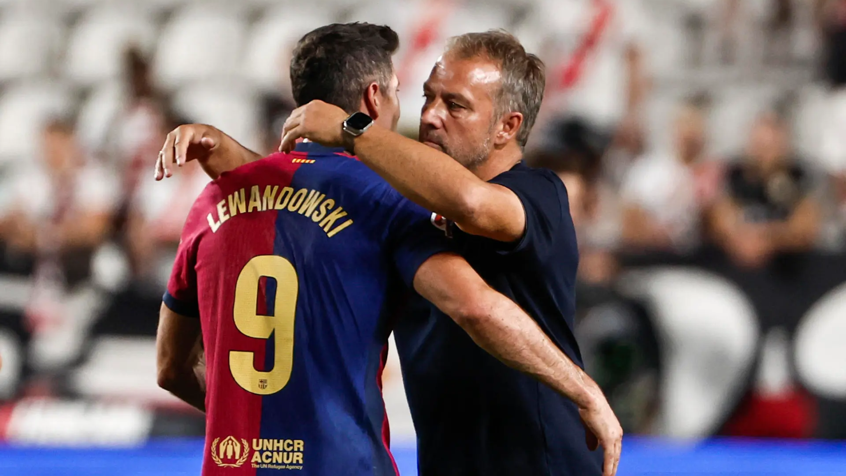 Hansi Flick abraza a Robert Lewandowski