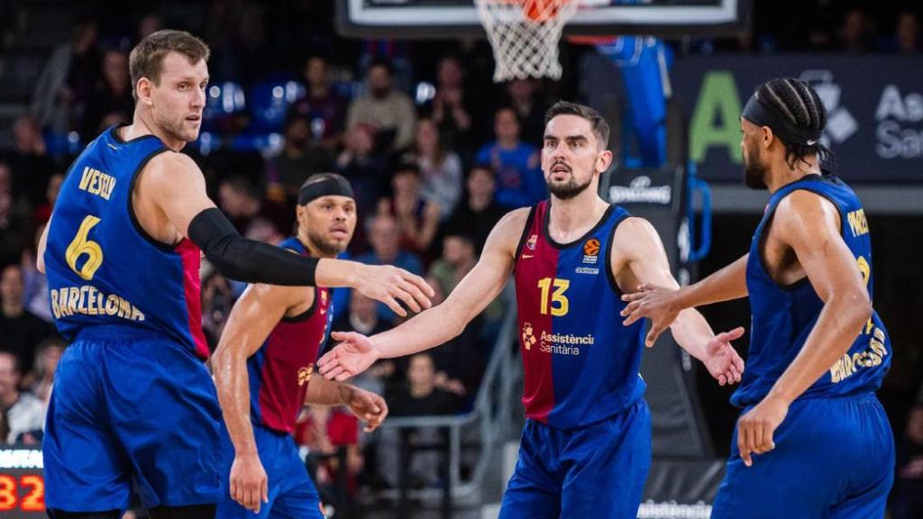 Vesely, Satoransky y Parker, durante la derrota del Barça de basket contra el Armani Milan