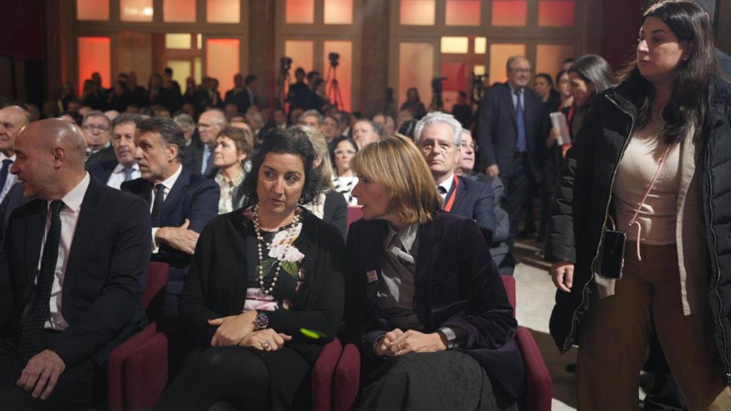 Imagen conjunta de Alícia Romero, 'consellera' de Economía y Lluïsa Moret, presidenta de la Diputación de Barcelona