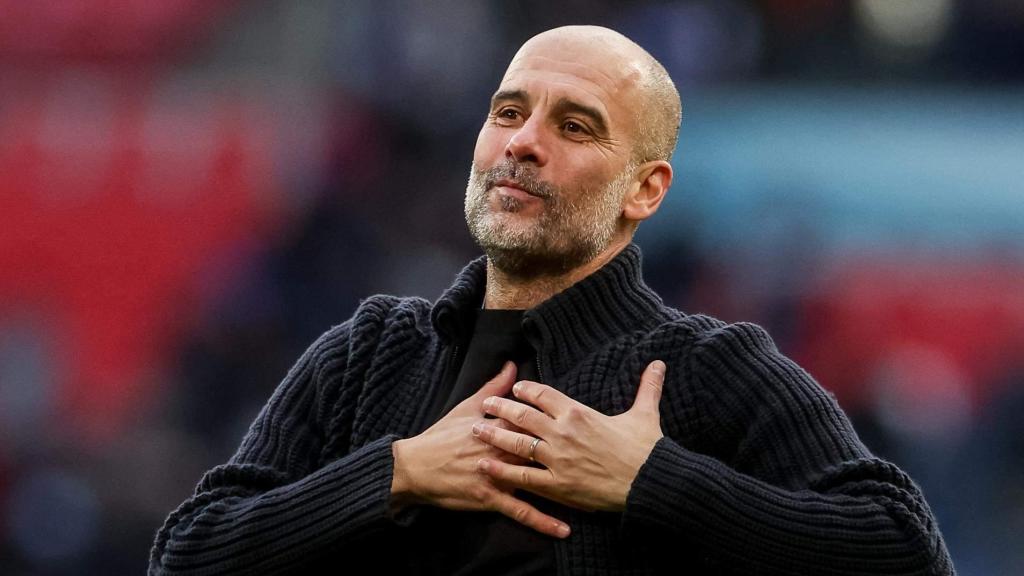 Pep Guardiola con las dos manos en el corazón