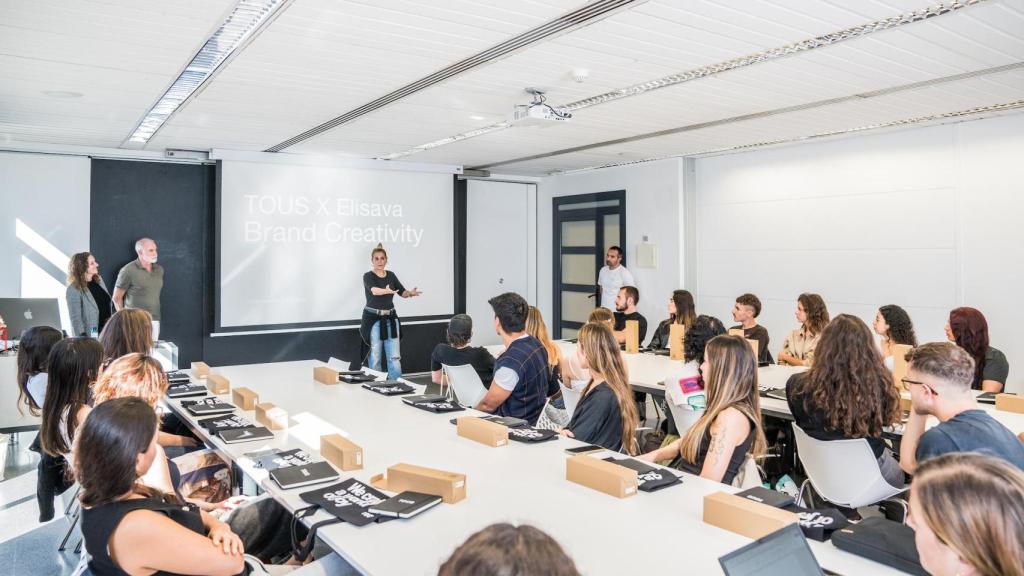 Alumnos asisten a una de las sesiones de la cátedra de Tous y Elisava