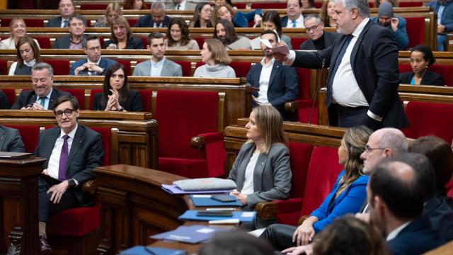 El presidente de la Generalitat, Salvador Illa, y el diputado de Junts Albert Batet, en el Parlament