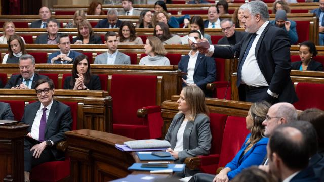El presidente de la Generalitat, Salvador Illa, y el diputado de Junts en el Parlamento de Catalunya, Albert Batet, en el Parlament el 18 de diciembre de 2024