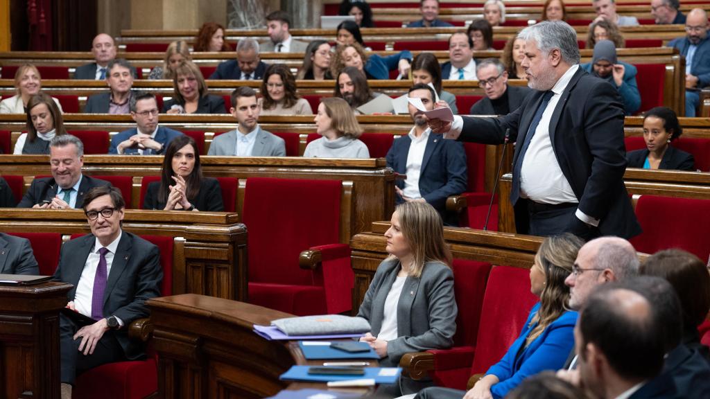 El presidente de la Generalitat, Salvador Illa, y el diputado de Junts en el Parlamento de Catalunya, Albert Batet, en el Parlament el 18 de diciembre de 2024