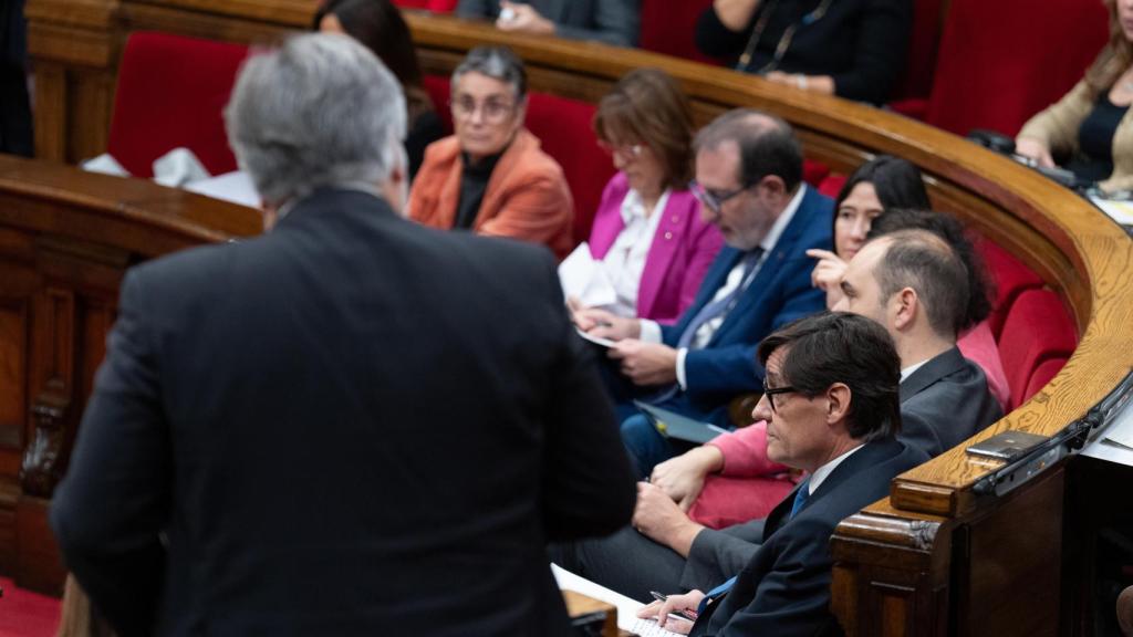 El diputado de Junts en el Parlament, Albert Batet, y el presidente de la Generalitat, Salvador Illa, en el Parlament (imagen de archivo)