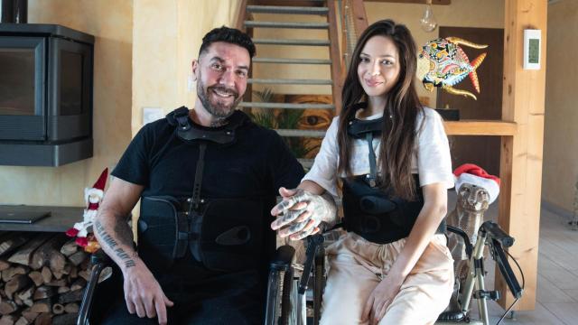 Xavier Caballol y Alba Serch, en su casa, donde han sufrido el robo