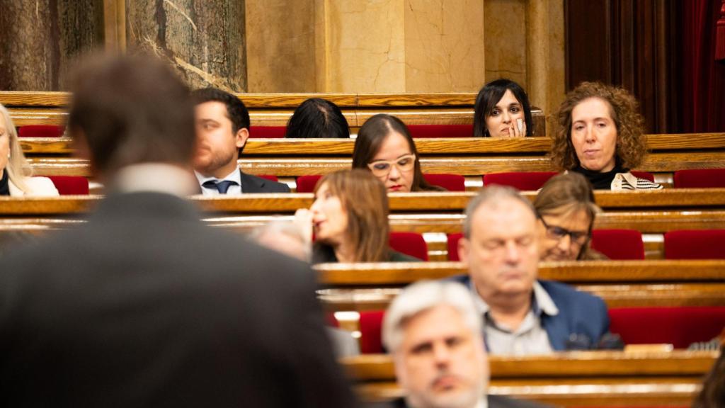 Silvia Orriols, líder de Aliança Catalana, mira al 'president' Salvador Illa desde su bancada en el Parlament