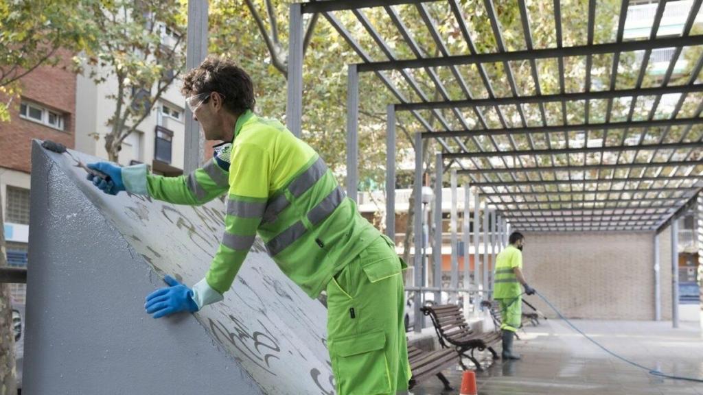 Imagen de archivo de un operario de FCC en Barcelona