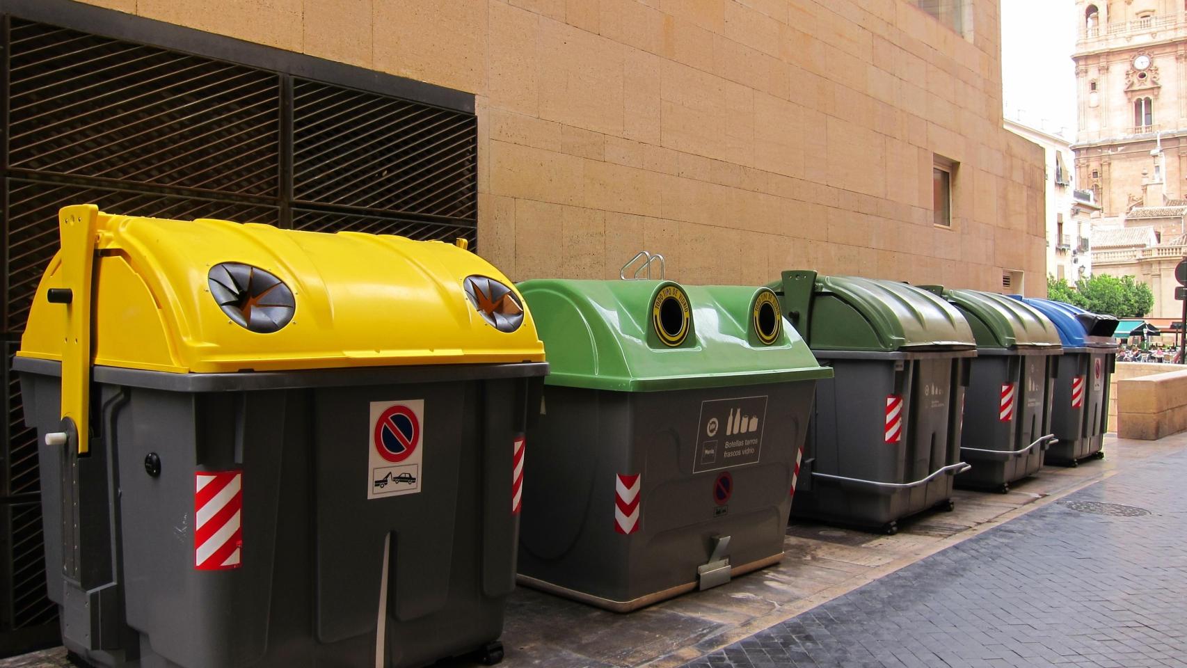 Varios contenedores de basura
