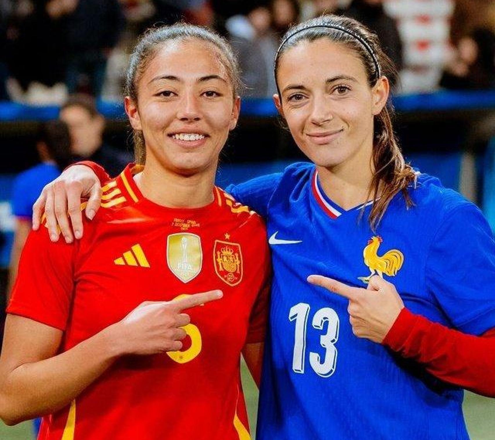 Selma Bacha y Aitana Bonmatí intercambian la camiseta tras un amistoso entre España y Francia