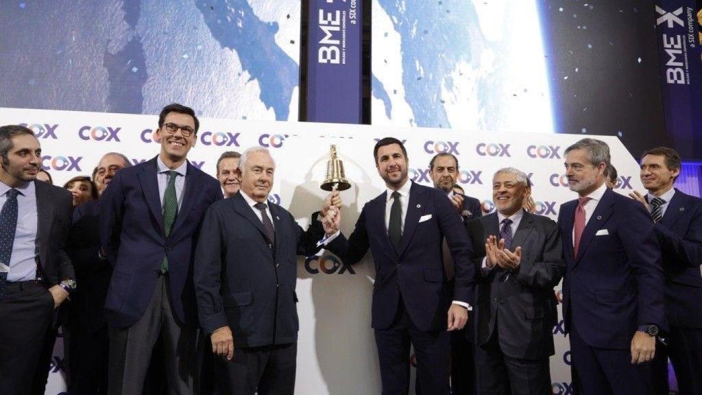 Enrique Riquelme, president executiu de Cox, tocant la campana a la Borsa