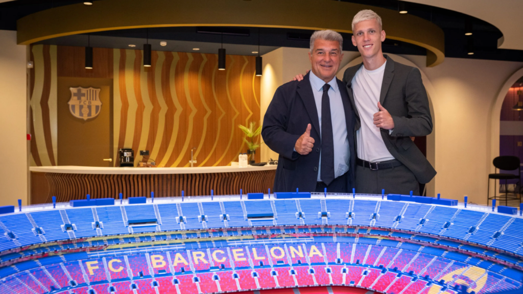 Joan Laporta mostra la maqueta del futur Camp Nou a Dani Olmo el dia de la seva signatura amb el Barça