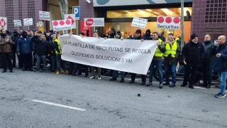 Manifestantes a las puertas de la sede de TMB Centro de Control de Metro (CCM) en Barcelona