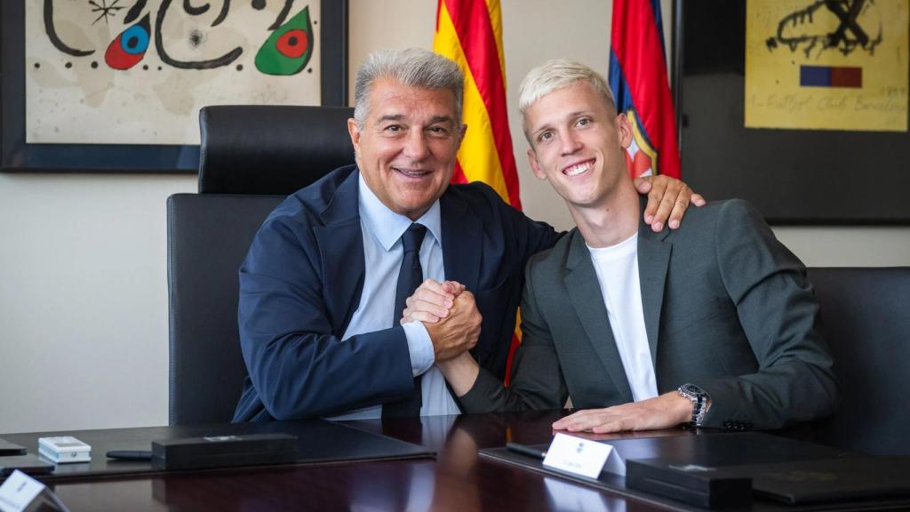 Joan Laporta, al costat de Dani Olmo, en la signatura del contracte del mitjapunta egarenc