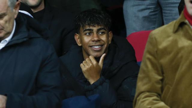 Lamine Yamal en el palco de Montjuïc durante el Barça-Atlético