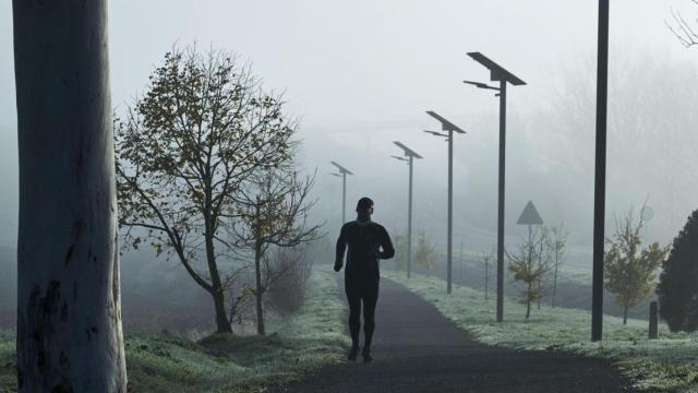 Niebla en un sendero 'runner' y carril bici en Cataluña