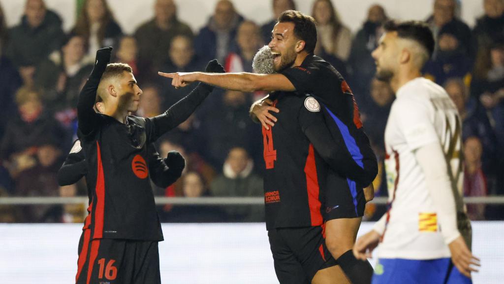 Éric García abraza a Ronald Araujo tras marcar al Barbastro