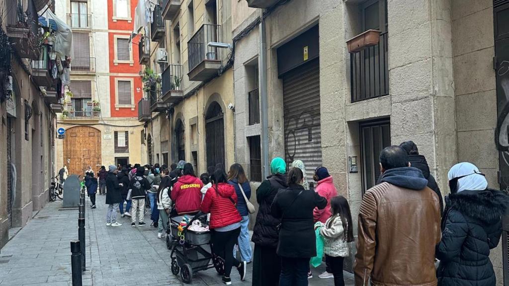Cua de famílies en el repartiment de la patronal Fecalon