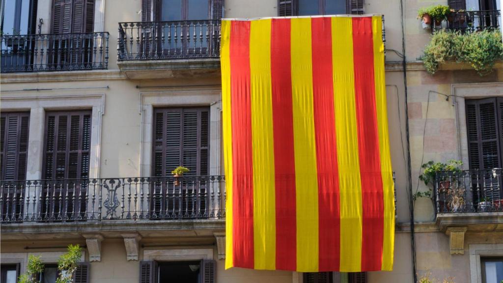 Bandera catalana en un edificio