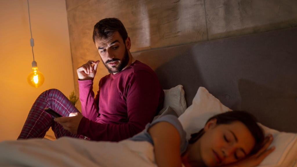 Un hombre siendo infiel