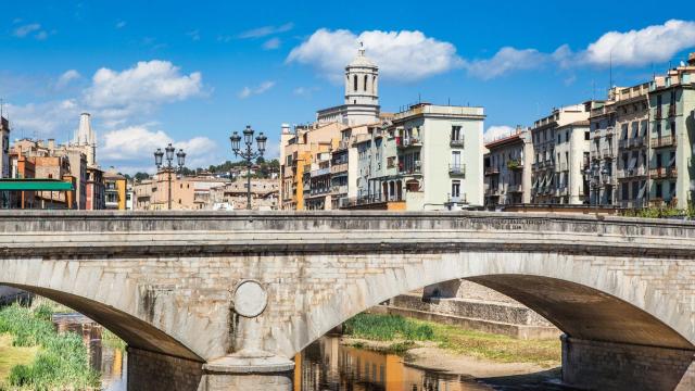 Panorámica de la ciudad de Girona desde el río Onyar