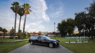 Imagen de un coche funerario ante el operador municipal de Reus (Tarragona)