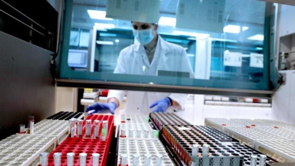 Imagen de una sanitaria en el Laboratorio de Referencia de Catalunya