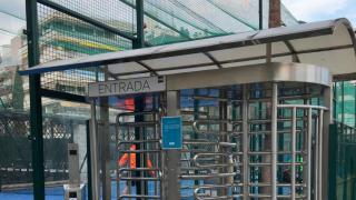 Un torno regula el acceso a las pistas de pádel de DiR