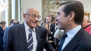 Josep Oliu (izq.), presidente de Banco Sabadell, conversa con su homólogo de BBVA, Carlos Torres / EP