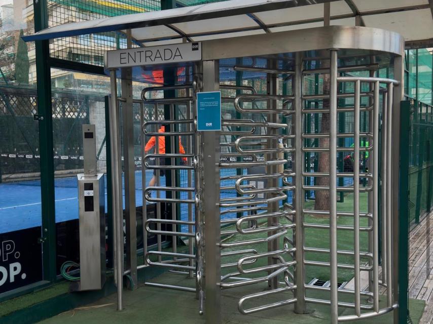 Un torno regula el acceso a las pistas de pádel de DiR