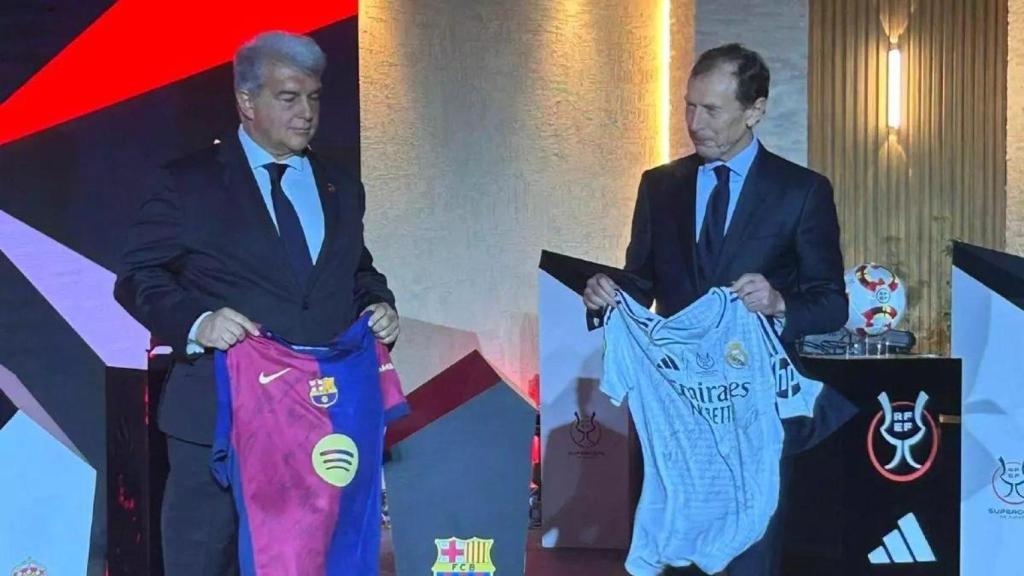 Joan Laporta y Emilio Butragueño, en la previa de la final de la Supercopa de España, en Yeda