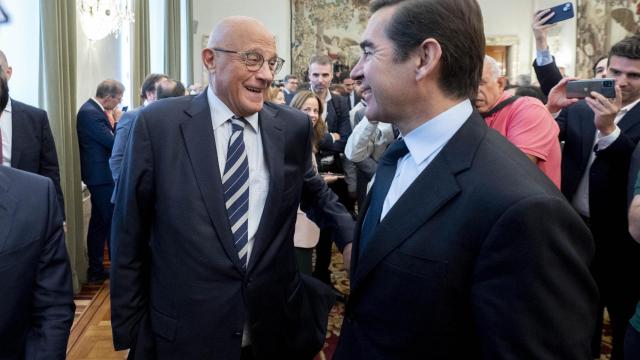 Josep Oliu (izq.), presidente de Banco Sabadell, conversa con su homólogo de BBVA, Carlos Torres