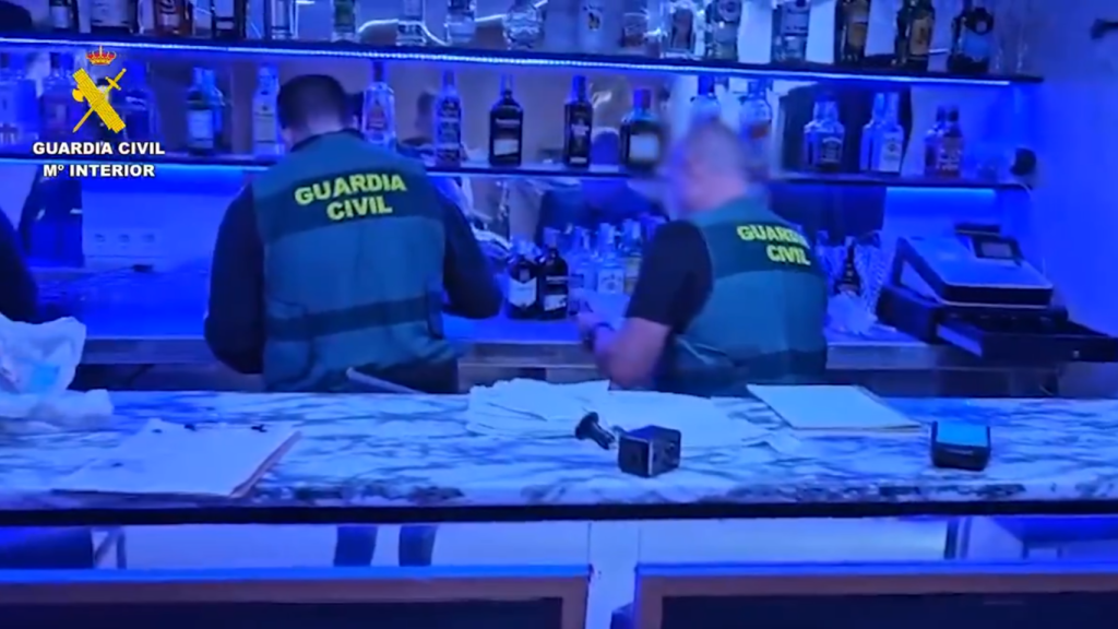 Agentes de la Guardia Civil durante el registro al local donde se ejercía la prostitución de mujeres explotadas sexualmente