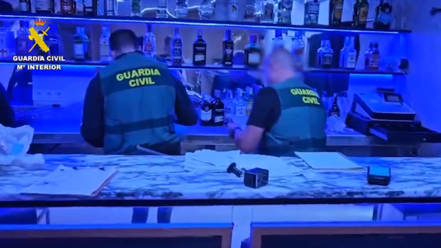 Agentes de la Guardia Civil durante el registro al local donde se ejercía la prostitución de mujeres explotadas sexualmente