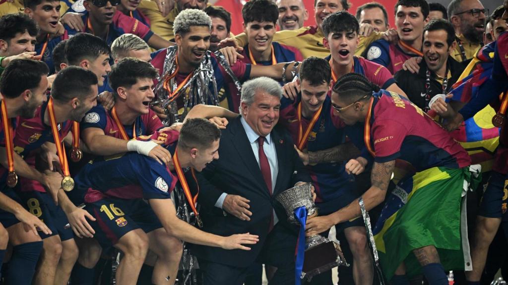 Laporta aixeca la Supercopa després de la victòria del Barça davant el Reial Madrid