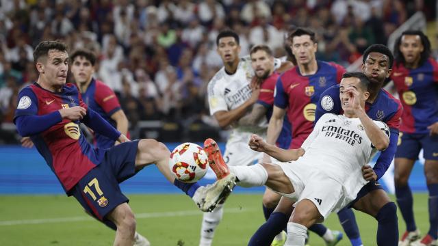 Marc Casadó lucha por un balón dividido contra Lucas Vázquez en el clásico de Supercopa