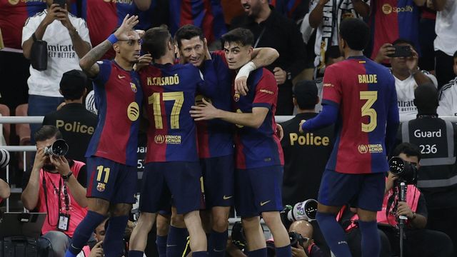 Los jugadores del Barça celebran el gol de Robert Lewandowski al Real Madrid en el clásico de Supercopa