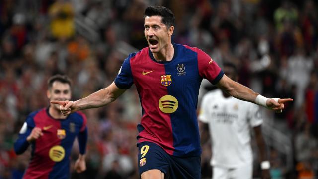 Robert Lewandowski festeja su gol al Real Madrid en el clásico de Supercopa